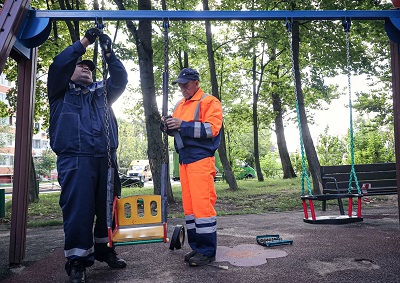 Около 140 дефектов на детских площадках устранили в Коломне с начала сентября