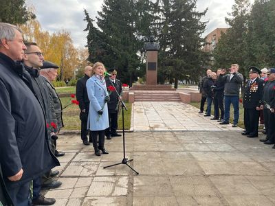 К бюсту Виктора Макеева возложили цветы в честь 100-летнего юбилея